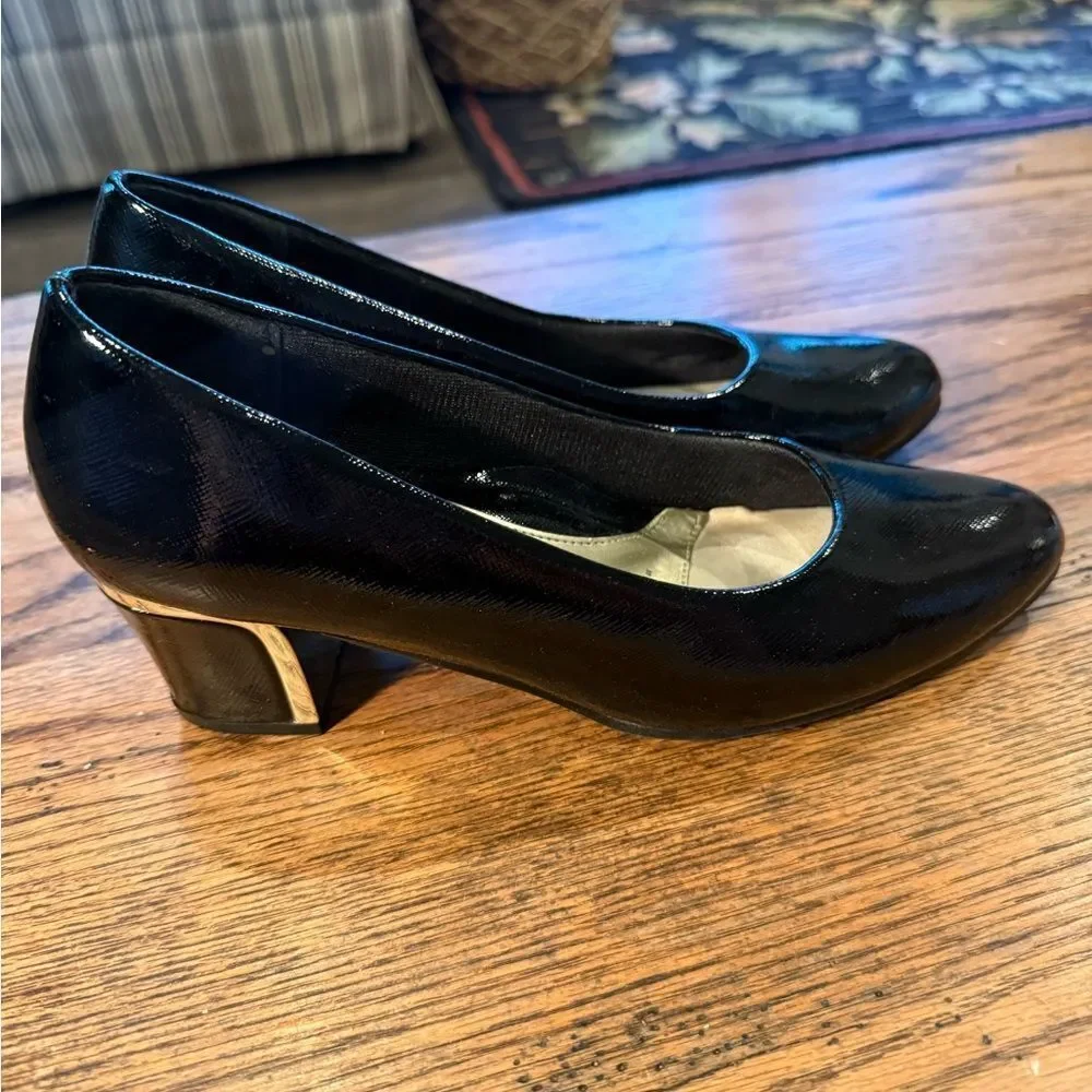 Soft Style Deanna Black Patent Block Heel Pumps Size 7.5 Comfort